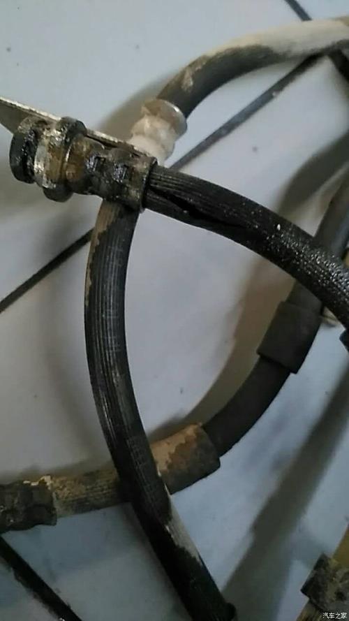 汽车油管为什么会爆炸（汽车油管为什么会爆裂）